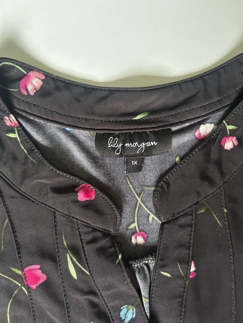 Sleeveless Black Floral Popover Blouse with Button Placket - Picture 6 of 11